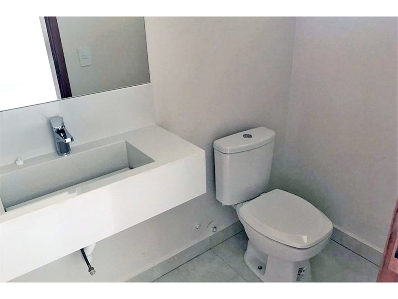 Casa térrea no Condomínio Breschia, em Indaiatuba/SP, com 135 m² de construção e 250 m² de terreno. Com área social integrada - sala de estar, jantar, cozinha e gourmet. Três suítes, sendo duas com closet; móveis planejados e paisagismo.