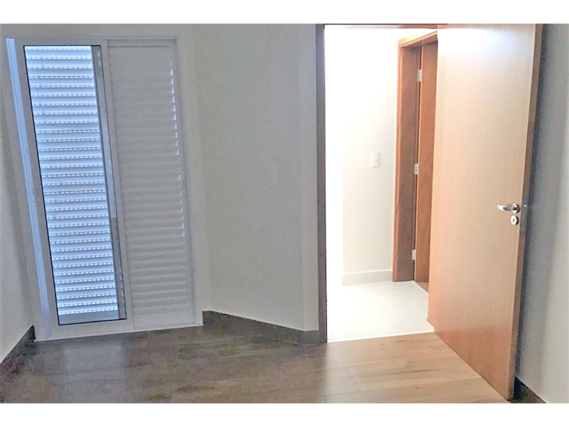 Casa térrea no Condomínio Breschia, em Indaiatuba/SP, com 135 m² de construção e 250 m² de terreno. Com área social integrada - sala de estar, jantar, cozinha e gourmet. Três suítes, sendo duas com closet; móveis planejados e paisagismo.