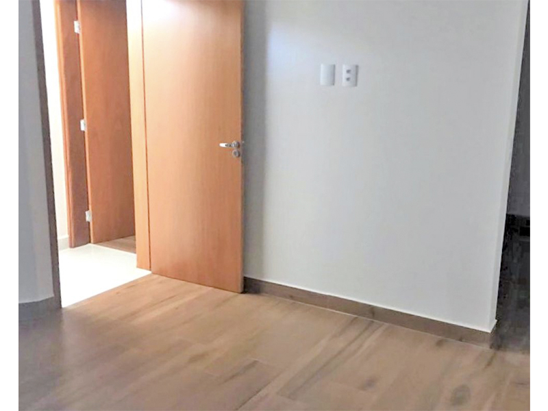 Casa térrea no Condomínio Breschia, em Indaiatuba/SP, com 135 m² de construção e 250 m² de terreno. Com área social integrada - sala de estar, jantar, cozinha e gourmet. Três suítes, sendo duas com closet; móveis planejados e paisagismo.