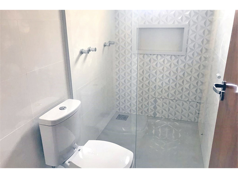 Casa térrea no Condomínio Breschia, em Indaiatuba/SP, com 135 m² de construção e 250 m² de terreno. Com área social integrada - sala de estar, jantar, cozinha e gourmet. Três suítes, sendo duas com closet; móveis planejados e paisagismo.