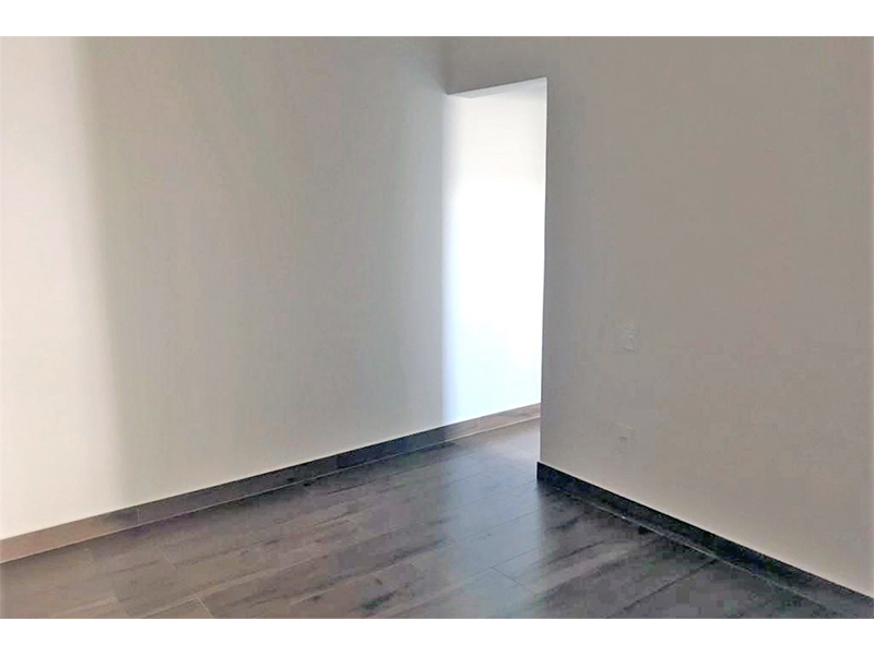 Casa térrea no Condomínio Breschia, em Indaiatuba/SP, com 135 m² de construção e 250 m² de terreno. Com área social integrada - sala de estar, jantar, cozinha e gourmet. Três suítes, sendo duas com closet; móveis planejados e paisagismo.