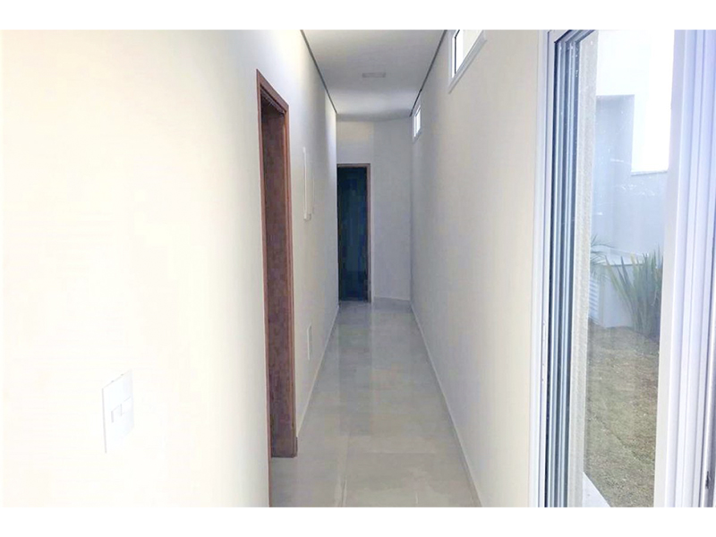Casa térrea no Condomínio Breschia, em Indaiatuba/SP, com 135 m² de construção e 250 m² de terreno. Com área social integrada - sala de estar, jantar, cozinha e gourmet. Três suítes, sendo duas com closet; móveis planejados e paisagismo.