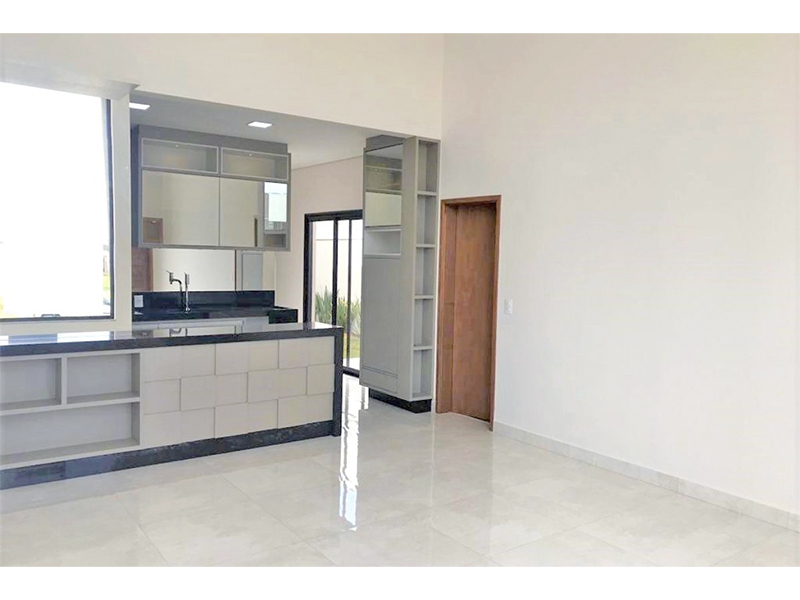Casa térrea no Condomínio Breschia, em Indaiatuba/SP, com 135 m² de construção e 250 m² de terreno. Com área social integrada - sala de estar, jantar, cozinha e gourmet. Três suítes, sendo duas com closet; móveis planejados e paisagismo.