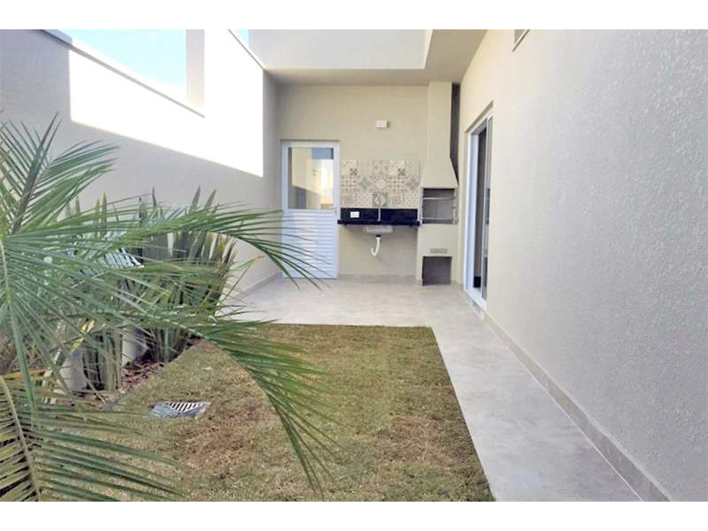 Casa térrea no Condomínio Breschia, em Indaiatuba/SP, com 135 m² de construção e 250 m² de terreno. Com área social integrada - sala de estar, jantar, cozinha e gourmet. Três suítes, sendo duas com closet; móveis planejados e paisagismo.