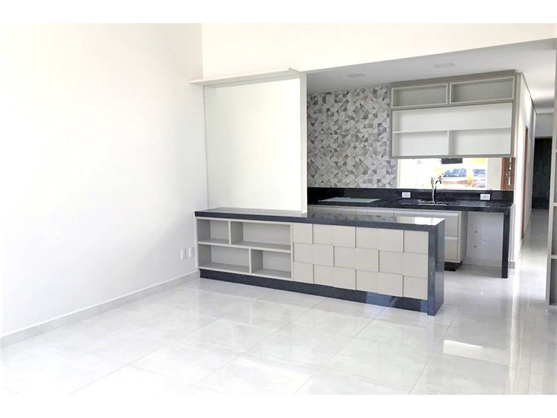 Casa térrea no Condomínio Breschia, em Indaiatuba/SP, com 135 m² de construção e 250 m² de terreno. Com área social integrada - sala de estar, jantar, cozinha e gourmet. Três suítes, sendo duas com closet; móveis planejados e paisagismo.