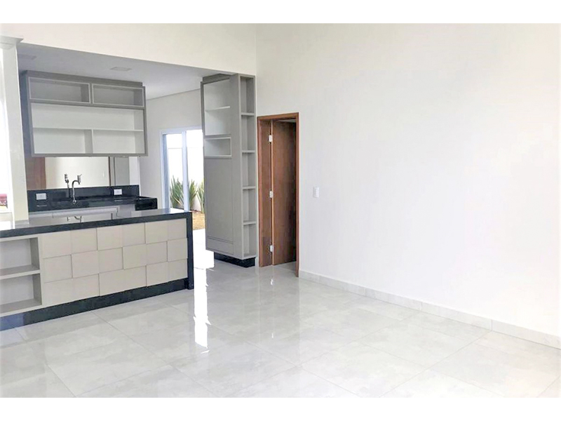 Casa térrea no Condomínio Breschia, em Indaiatuba/SP, com 135 m² de construção e 250 m² de terreno. Com área social integrada - sala de estar, jantar, cozinha e gourmet. Três suítes, sendo duas com closet; móveis planejados e paisagismo.