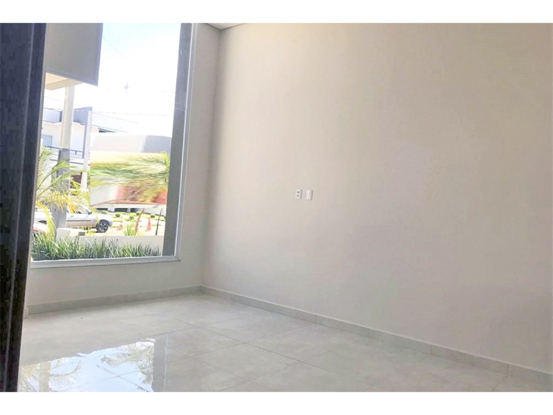 Casa térrea no Condomínio Breschia, em Indaiatuba/SP, com 135 m² de construção e 250 m² de terreno. Com área social integrada - sala de estar, jantar, cozinha e gourmet. Três suítes, sendo duas com closet; móveis planejados e paisagismo.