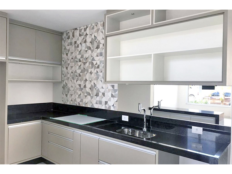 Casa térrea no Condomínio Breschia, em Indaiatuba/SP, com 135 m² de construção e 250 m² de terreno. Com área social integrada - sala de estar, jantar, cozinha e gourmet. Três suítes, sendo duas com closet; móveis planejados e paisagismo.