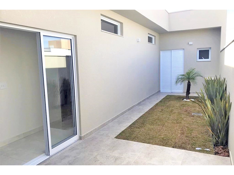 Casa térrea no Condomínio Breschia, em Indaiatuba/SP, com 135 m² de construção e 250 m² de terreno. Com área social integrada - sala de estar, jantar, cozinha e gourmet. Três suítes, sendo duas com closet; móveis planejados e paisagismo.