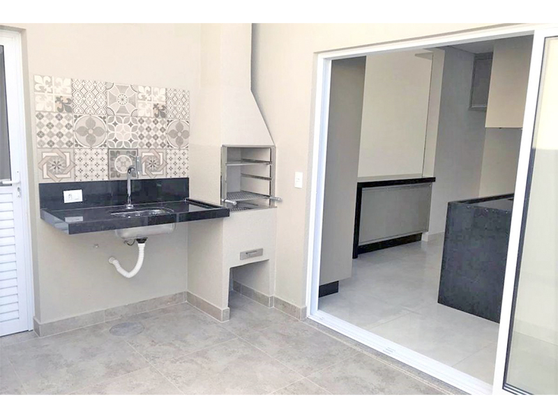 Casa térrea no Condomínio Breschia, em Indaiatuba/SP, com 135 m² de construção e 250 m² de terreno. Com área social integrada - sala de estar, jantar, cozinha e gourmet. Três suítes, sendo duas com closet; móveis planejados e paisagismo.