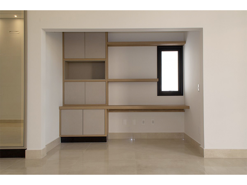 Casa térrea no Residencial Duas Marias, em Indaiatuba/SP. Com 225 m² construídos e 360 m² de terreno. Área social integrada, cozinha com ilha e espaço gourmet; lavanderia e escritório. Três suítes, sendo uma com closet. Móveis planejados e paisagismo.