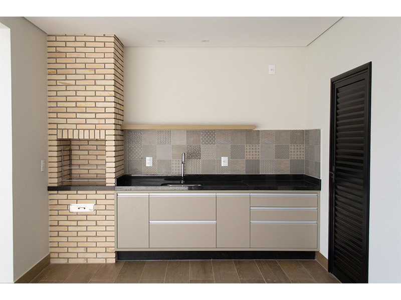 Casa térrea no Residencial Duas Marias, em Indaiatuba/SP. Com 225 m² construídos e 360 m² de terreno. Área social integrada, cozinha com ilha e espaço gourmet; lavanderia e escritório. Três suítes, sendo uma com closet. Móveis planejados e paisagismo.