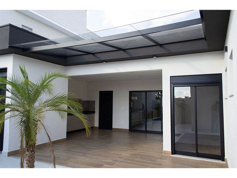 Casa térrea no Residencial Duas Marias, em Indaiatuba/SP. Com 225 m² construídos e 360 m² de terreno. Área social integrada, cozinha com ilha e espaço gourmet; lavanderia e escritório. Três suítes, sendo uma com closet. Móveis planejados e paisagismo.