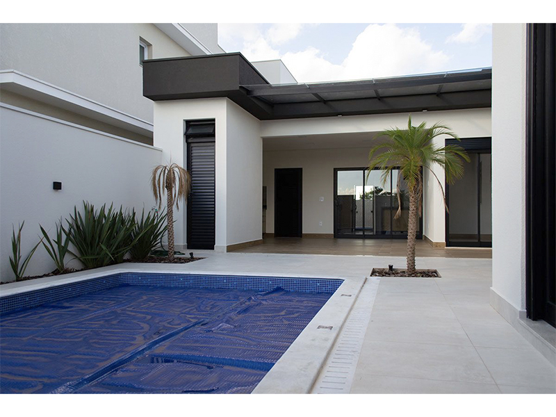 Casa térrea no Residencial Duas Marias, em Indaiatuba/SP. Com 225 m² construídos e 360 m² de terreno. Área social integrada, cozinha com ilha e espaço gourmet; lavanderia e escritório. Três suítes, sendo uma com closet. Móveis planejados e paisagismo.