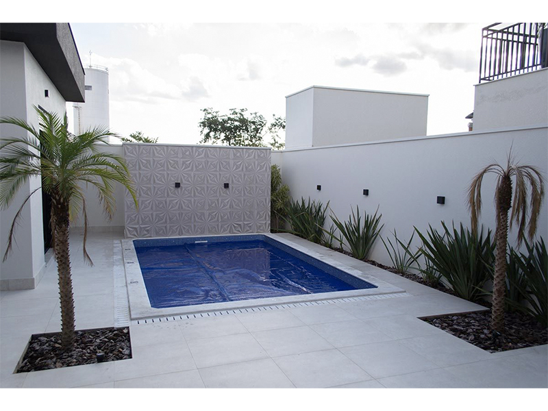 Casa térrea no Residencial Duas Marias, em Indaiatuba/SP. Com 225 m² construídos e 360 m² de terreno. Área social integrada, cozinha com ilha e espaço gourmet; lavanderia e escritório. Três suítes, sendo uma com closet. Móveis planejados e paisagismo.