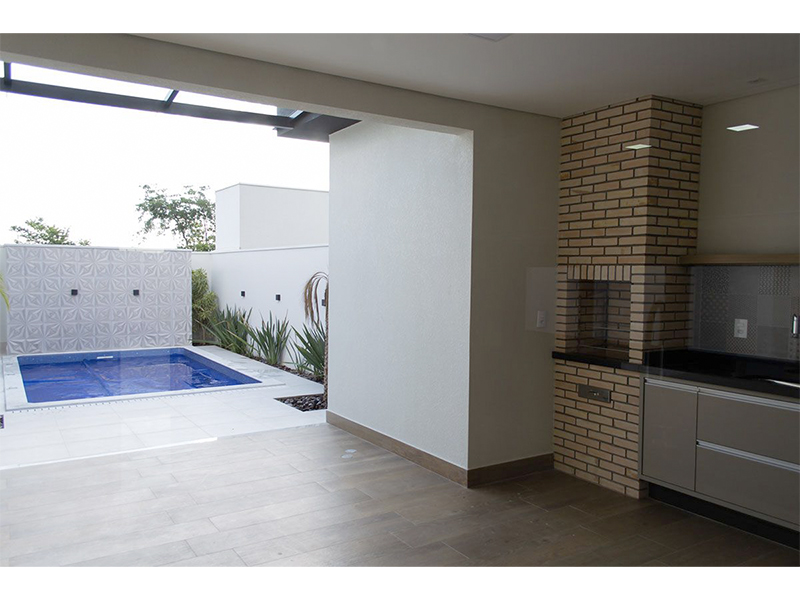 Casa térrea no Residencial Duas Marias, em Indaiatuba/SP. Com 225 m² construídos e 360 m² de terreno. Área social integrada, cozinha com ilha e espaço gourmet; lavanderia e escritório. Três suítes, sendo uma com closet. Móveis planejados e paisagismo.