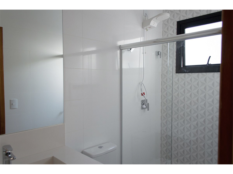 Casa térrea no Residencial Duas Marias, em Indaiatuba/SP. Com 225 m² construídos e 360 m² de terreno. Área social integrada, cozinha com ilha e espaço gourmet; lavanderia e escritório. Três suítes, sendo uma com closet. Móveis planejados e paisagismo.