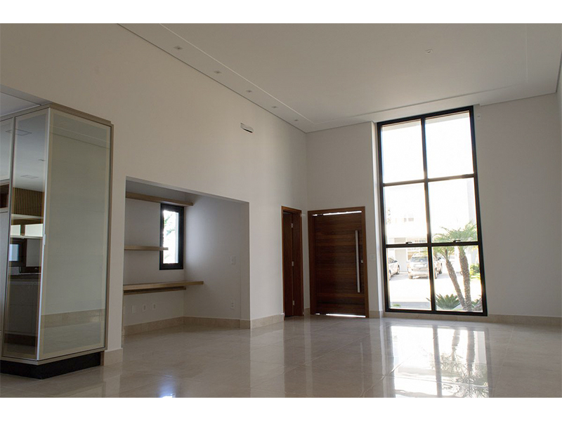 Casa térrea no Residencial Duas Marias, em Indaiatuba/SP. Com 225 m² construídos e 360 m² de terreno. Área social integrada, cozinha com ilha e espaço gourmet; lavanderia e escritório. Três suítes, sendo uma com closet. Móveis planejados e paisagismo.