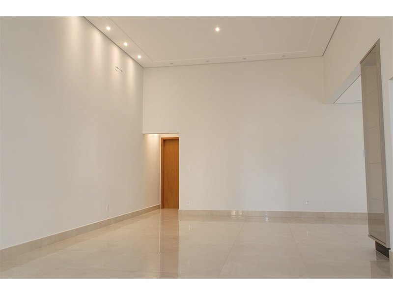 Casa térrea no Residencial Duas Marias, em Indaiatuba/SP. Com 225 m² construídos e 360 m² de terreno. Área social integrada, cozinha com ilha e espaço gourmet; lavanderia e escritório. Três suítes, sendo uma com closet. Móveis planejados e paisagismo.