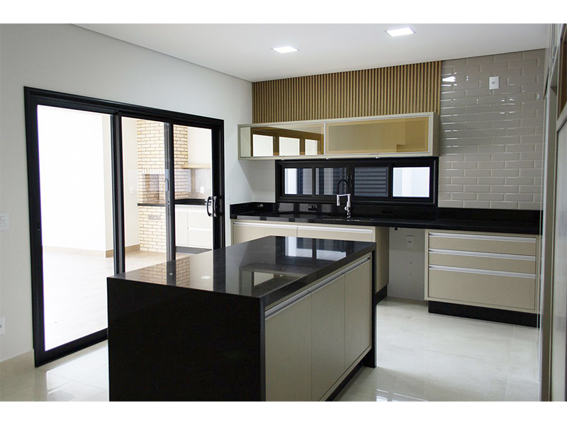 Casa térrea no Residencial Duas Marias, em Indaiatuba/SP. Com 225 m² construídos e 360 m² de terreno. Área social integrada, cozinha com ilha e espaço gourmet; lavanderia e escritório. Três suítes, sendo uma com closet. Móveis planejados e paisagismo.