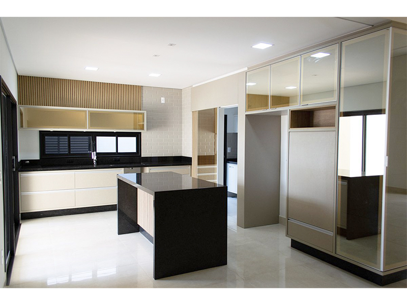 Casa térrea no Residencial Duas Marias, em Indaiatuba/SP. Com 225 m² construídos e 360 m² de terreno. Área social integrada, cozinha com ilha e espaço gourmet; lavanderia e escritório. Três suítes, sendo uma com closet. Móveis planejados e paisagismo.