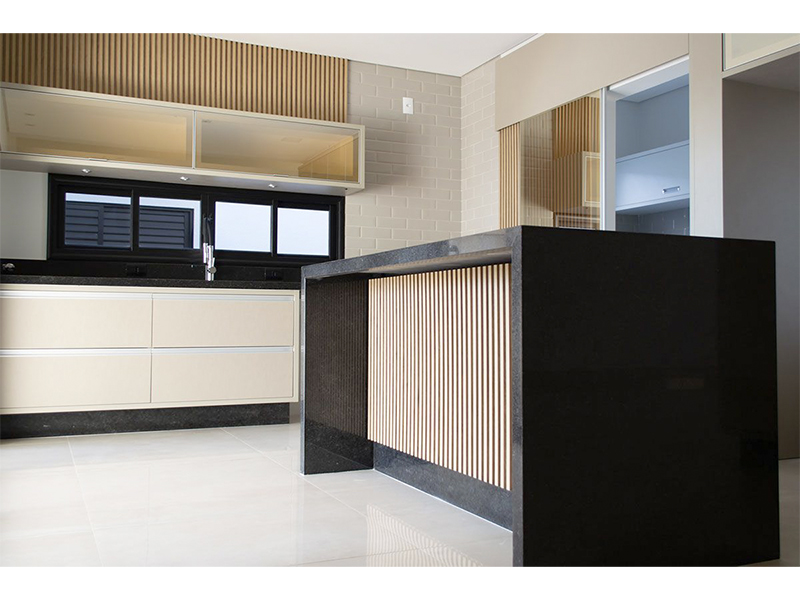 Casa térrea no Residencial Duas Marias, em Indaiatuba/SP. Com 225 m² construídos e 360 m² de terreno. Área social integrada, cozinha com ilha e espaço gourmet; lavanderia e escritório. Três suítes, sendo uma com closet. Móveis planejados e paisagismo.