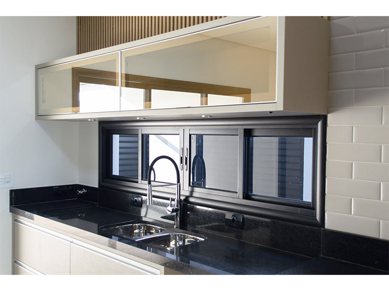 Casa térrea no Residencial Duas Marias, em Indaiatuba/SP. Com 225 m² construídos e 360 m² de terreno. Área social integrada, cozinha com ilha e espaço gourmet; lavanderia e escritório. Três suítes, sendo uma com closet. Móveis planejados e paisagismo.