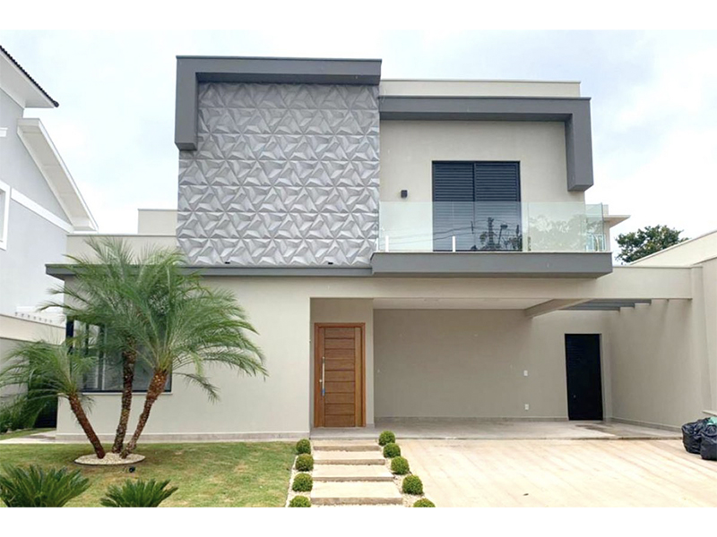 Sobrado no Condomínio Terra Magna, em Indaiatuba/SP. Com 212 m² construídos e 420 m² de terreno. Três suítes, sendo uma com closet, e área social integrada. Piscina com SPA e aquecimento solar; banheiro externo. Garagem para quatro carros.