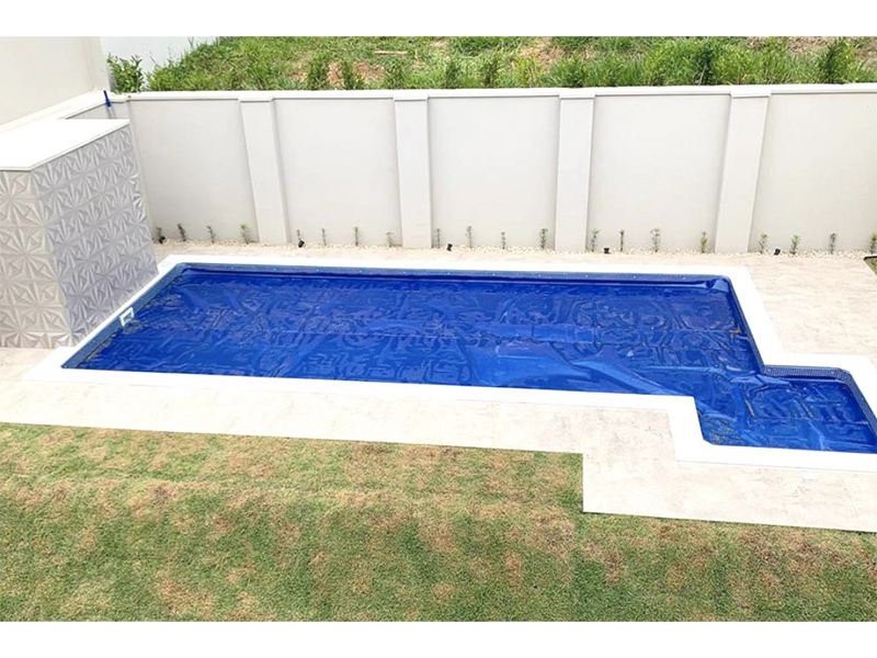 Sobrado no Condomínio Terra Magna, em Indaiatuba/SP. Com 212 m² construídos e 420 m² de terreno. Três suítes, sendo uma com closet, e área social integrada. Piscina com SPA e aquecimento solar; banheiro externo. Garagem para quatro carros.