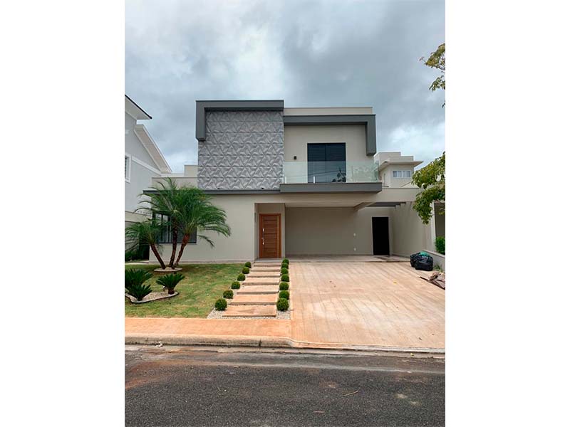 Sobrado no Condomínio Terra Magna, em Indaiatuba/SP. Com 212 m² construídos e 420 m² de terreno. Três suítes, sendo uma com closet, e área social integrada. Piscina com SPA e aquecimento solar; banheiro externo. Garagem para quatro carros.