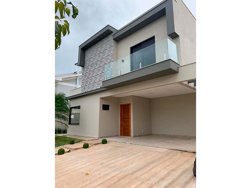 Sobrado no Condomínio Terra Magna, em Indaiatuba/SP. Com 212 m² construídos e 420 m² de terreno. Três suítes, sendo uma com closet, e área social integrada. Piscina com SPA e aquecimento solar; banheiro externo. Garagem para quatro carros.