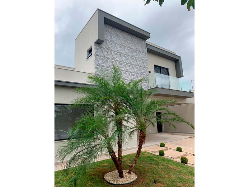 Sobrado no Condomínio Terra Magna, em Indaiatuba/SP. Com 212 m² construídos e 420 m² de terreno. Três suítes, sendo uma com closet, e área social integrada. Piscina com SPA e aquecimento solar; banheiro externo. Garagem para quatro carros.