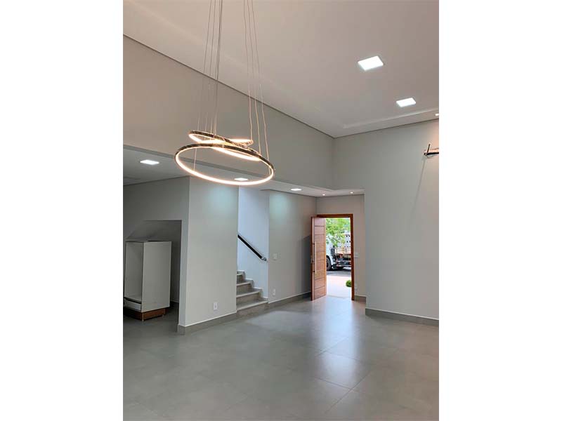 Sobrado no Condomínio Terra Magna, em Indaiatuba/SP. Com 212 m² construídos e 420 m² de terreno. Três suítes, sendo uma com closet, e área social integrada. Piscina com SPA e aquecimento solar; banheiro externo. Garagem para quatro carros.