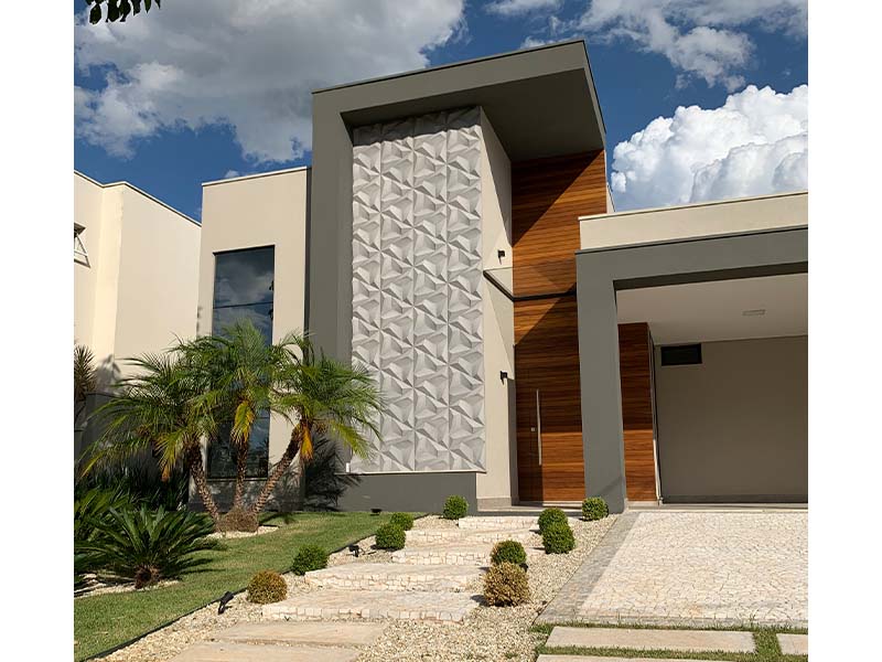 Casa térrea no Condomínio Helvetia Park, em Indaiatuba/SP. Construção com 252 m² e 490 m² de terreno. Piscina com SPA e aquecimento solar, além do banheiro externo. Quatro suítes, sendo duas com closet; escritório e lavanderia. Área social integrada.