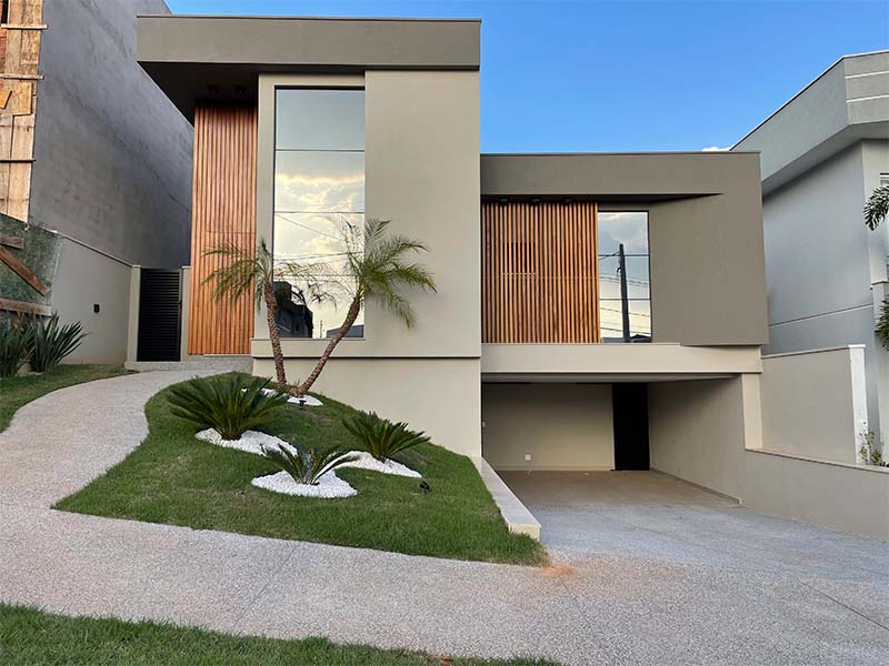 Casa térrea com garagem subterrânea no Swiss Park , Residencial Lugano, em Campinas/SP. Com 218 m² construídos e 360 m² de terreno. Três suítes, sendo uma com closet. Área externa com piscina com SPA e aquecimento solar. Área social integrada.