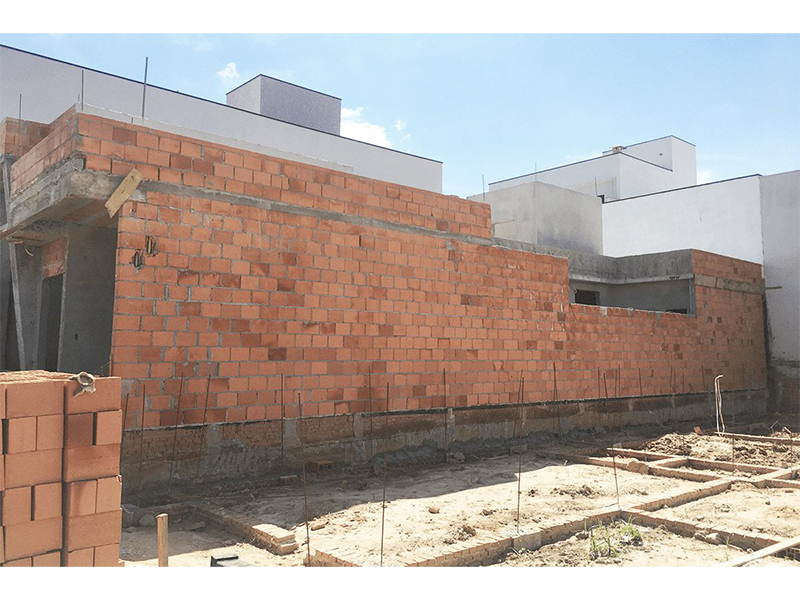Casa térrea no Condomínio Breschia, em Indaiatuba/SP. Possui 135 m² de construção e 250 m² de terreno. Com área social integrada, garagem para dois carros, móveis planejados e aquecedor solar. 