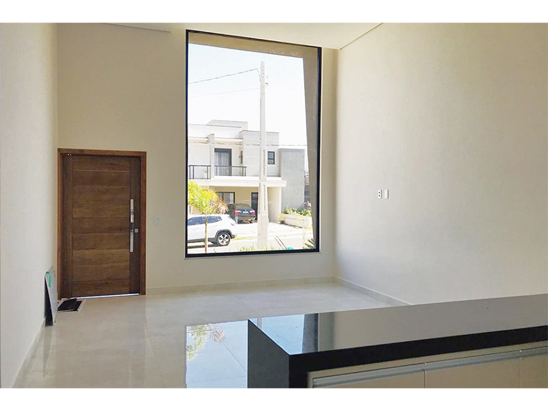 Casa térrea no Condomínio Breschia, em Indaiatuba/SP. Possui 135 m² de construção e 250 m² de terreno. Com área social integrada, garagem para dois carros, móveis planejados e aquecedor solar. 