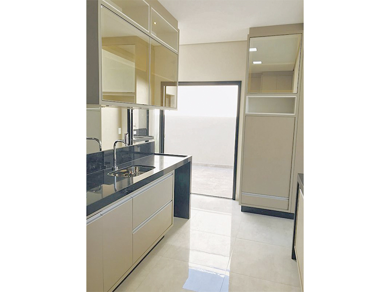 Casa térrea no Condomínio Breschia, em Indaiatuba/SP. Possui 135 m² de construção e 250 m² de terreno. Com área social integrada, garagem para dois carros, móveis planejados e aquecedor solar. 