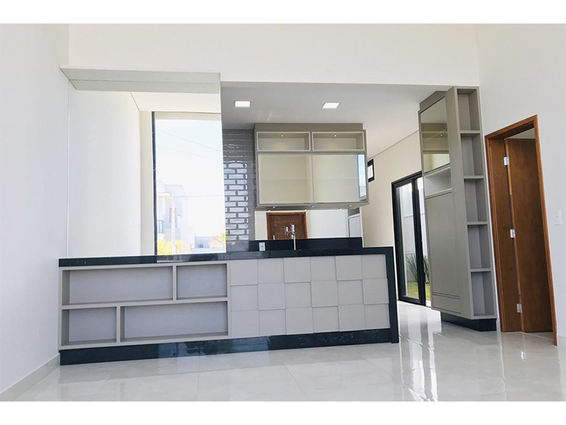 Casa térrea no Condomínio Breschia, em Indaiatuba/SP. Possui 135 m² de construção e 250 m² de terreno. Com área social integrada, garagem para dois carros, móveis planejados e aquecedor solar. 