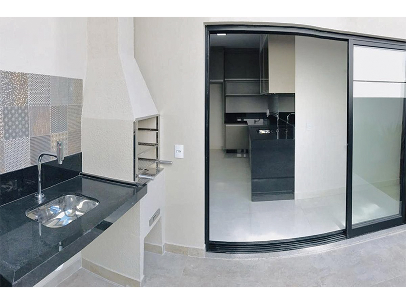 Casa térrea no Condomínio Breschia, em Indaiatuba/SP. Possui 135 m² de construção e 250 m² de terreno. Com área social integrada, garagem para dois carros, móveis planejados e aquecedor solar. 