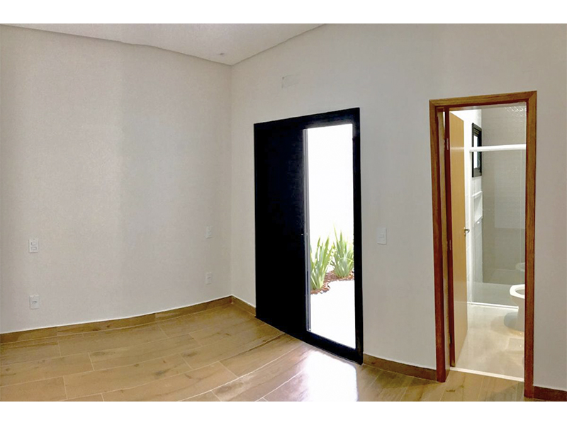 Casa térrea no Condomínio Breschia, em Indaiatuba/SP. Possui 135 m² de construção e 250 m² de terreno. Com área social integrada, garagem para dois carros, móveis planejados e aquecedor solar. 