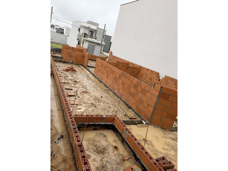 Casa térrea no Condomínio Breschia, em Indaiatuba/SP. Possui 135 m² de construção e 250 m² de terreno. Com área social integrada, garagem para dois carros, móveis planejados e aquecedor solar. 