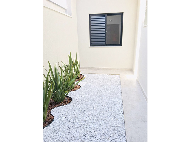 Casa térrea no Condomínio Breschia, em Indaiatuba/SP. Possui 135 m² de construção e 250 m² de terreno. Com área social integrada, garagem para dois carros, móveis planejados e aquecedor solar. 