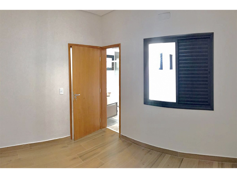 Casa térrea no Condomínio Breschia, em Indaiatuba/SP. Possui 135 m² de construção e 250 m² de terreno. Com área social integrada, garagem para dois carros, móveis planejados e aquecedor solar. 