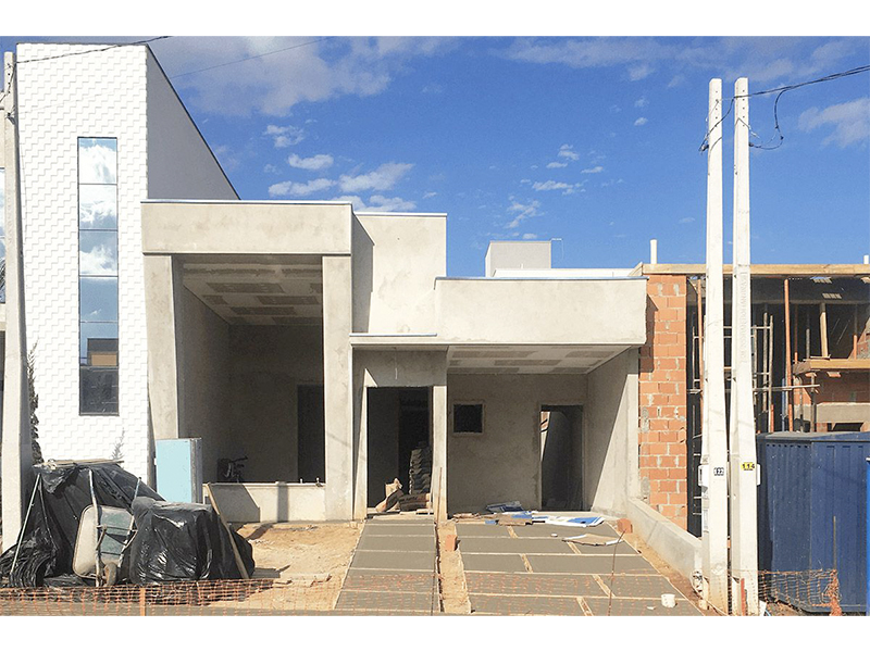 Casa térrea no Condomínio Breschia, em Indaiatuba/SP. Possui 135 m² de construção e 250 m² de terreno. Com área social integrada, garagem para dois carros, móveis planejados e aquecedor solar. 