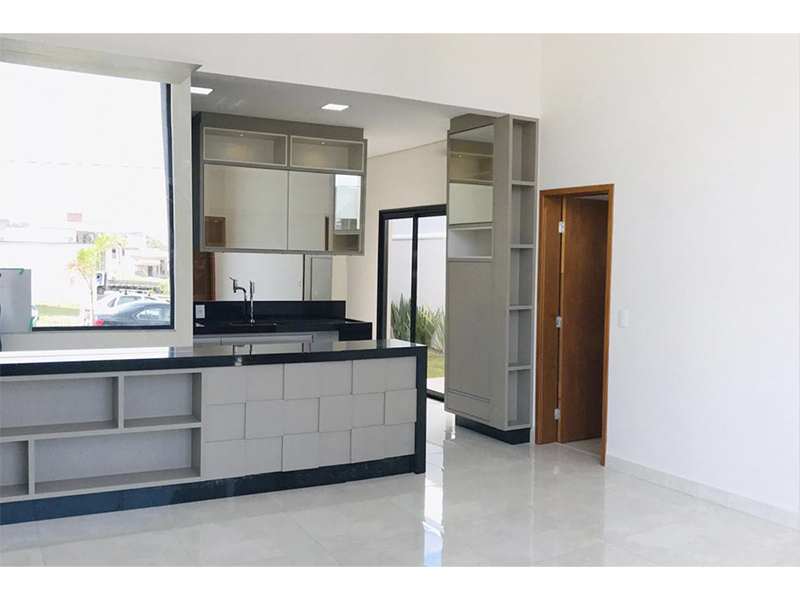 Casa térrea no Condomínio Breschia, em Indaiatuba/SP. Possui 135 m² de construção e 250 m² de terreno. Com área social integrada, garagem para dois carros, móveis planejados e aquecedor solar. 