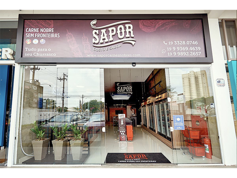 Reforma Comercial completa na Sapor Carnes Nobres, em Indaiatuba/SP. Reforma completa com porteira fechada. Mudanças na marcenaria, louças e metais, revestimentos, pintura, rebaixamento de gesso, iluminação e quadros decorativos. Gestão completa.
