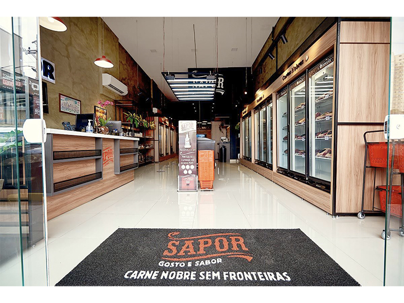 Reforma Comercial completa na Sapor Carnes Nobres, em Indaiatuba/SP. Reforma completa com porteira fechada. Mudanças na marcenaria, louças e metais, revestimentos, pintura, rebaixamento de gesso, iluminação e quadros decorativos. Gestão completa.