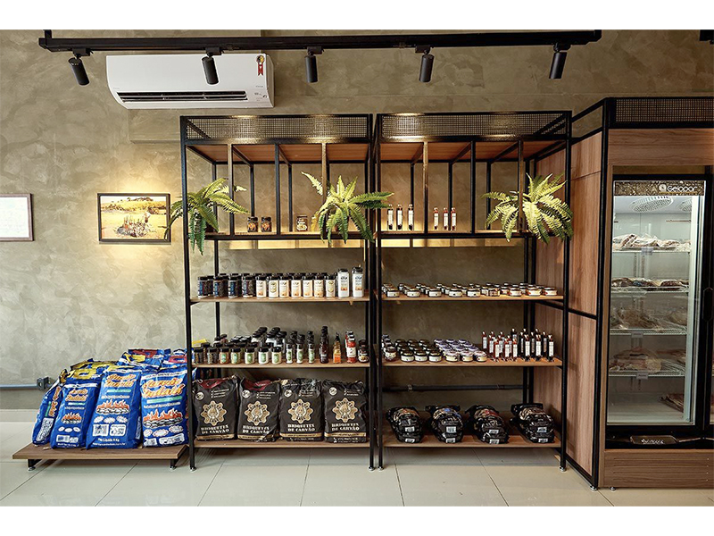 Reforma Comercial completa na Sapor Carnes Nobres, em Indaiatuba/SP. Reforma completa com porteira fechada. Mudanças na marcenaria, louças e metais, revestimentos, pintura, rebaixamento de gesso, iluminação e quadros decorativos. Gestão completa.