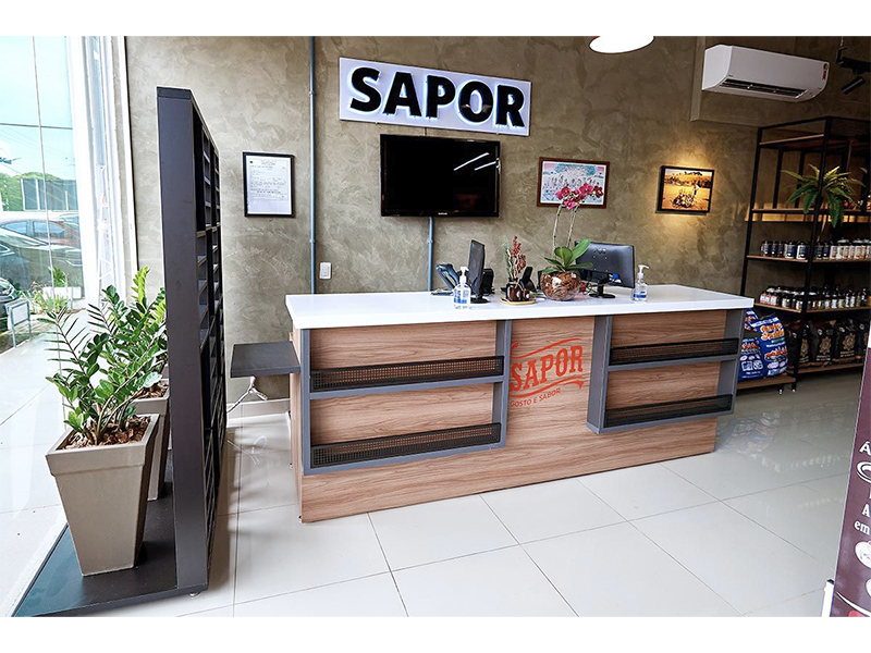 Reforma Comercial completa na Sapor Carnes Nobres, em Indaiatuba/SP. Reforma completa com porteira fechada. Mudanças na marcenaria, louças e metais, revestimentos, pintura, rebaixamento de gesso, iluminação e quadros decorativos. Gestão completa.